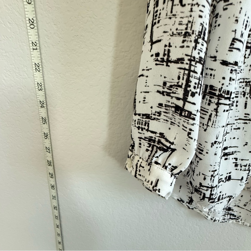 Mercer & Madison Monochrome Patterned Blouse Small - Picture 6 of 14